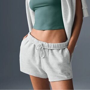 Alo Yoga Accolade Short in Athletic Heather Grey